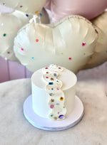Load image into Gallery viewer, Bedazzled cake ✨
